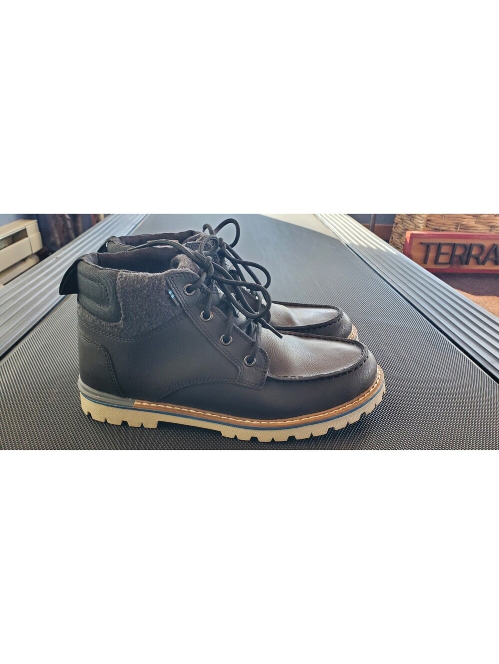 Toms Hawthorne Size 9 Waterproof Dark Gray Leather Lace Up Winter Boots EUC